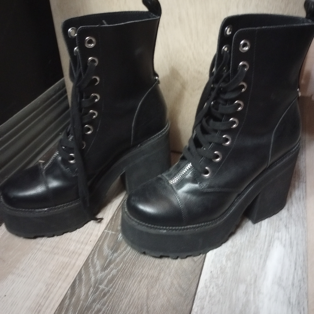 Killstar combat boots size 10
